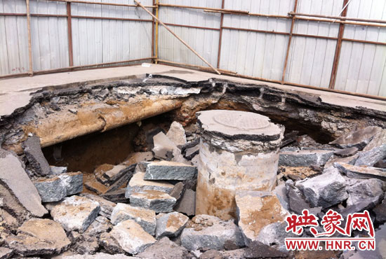 此次路面塌陷的直徑約為3米，深度有2米左右，坑內(nèi)布滿(mǎn)了碎石，路面下方20厘米左右。