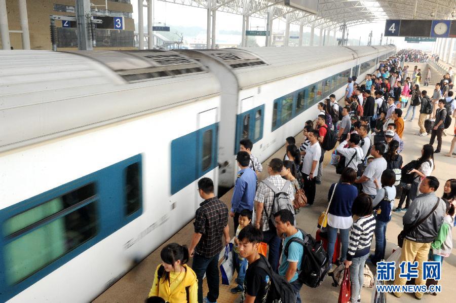 10月6日，在安徽銅陵火車站，大批旅客在站臺(tái)上等候乘車。