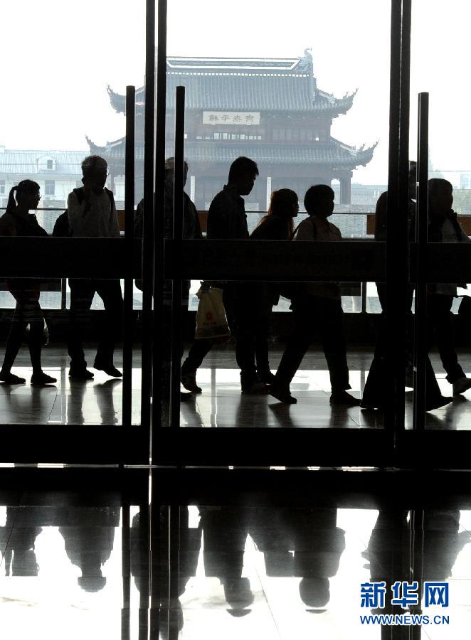 10月6日，旅客排隊(duì)進(jìn)入蘇州火車站二樓候車大廳。