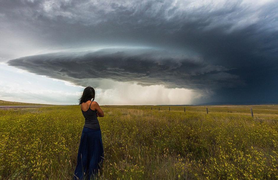 夫婦追逐風(fēng)暴 丈夫?yàn)槠拮优摹帮L(fēng)暴寫(xiě)真”