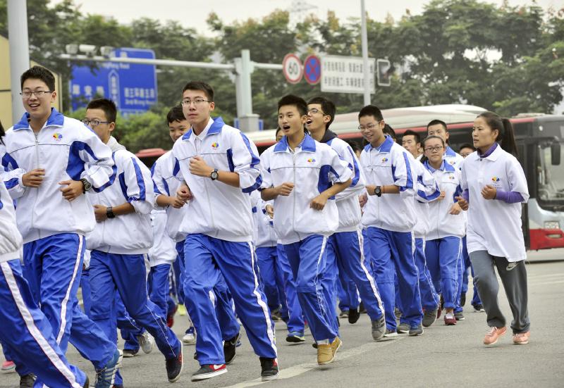 10月14日，成都七中萬達學校實行三年跑六百公里才能畢業(yè)，現(xiàn)場學生開始長跑。