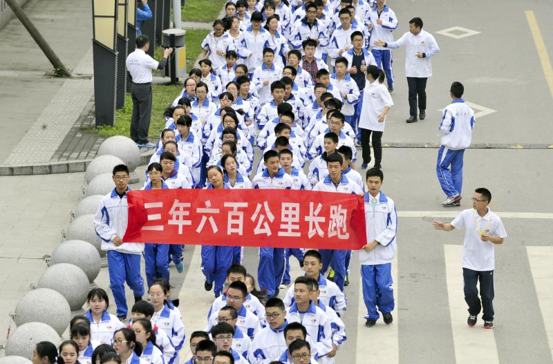 10月14日，成都七中萬達學校實行三年跑六百公里才能畢業(yè)，現(xiàn)場學生開始長跑。