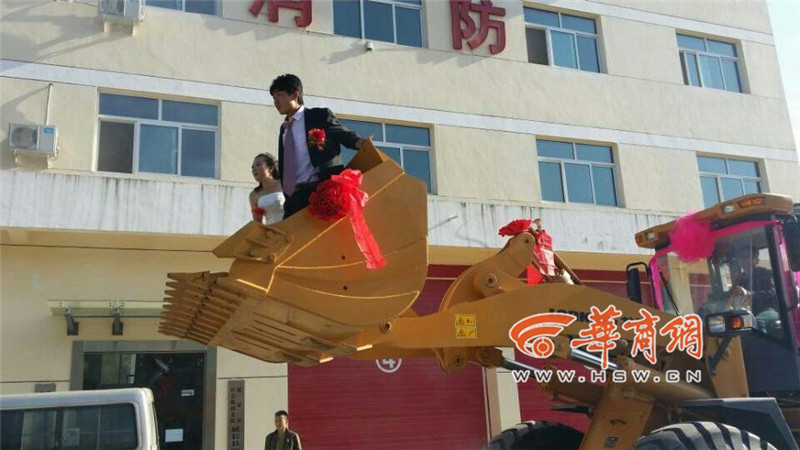 陜西小伙開8臺裝載機接新娘。