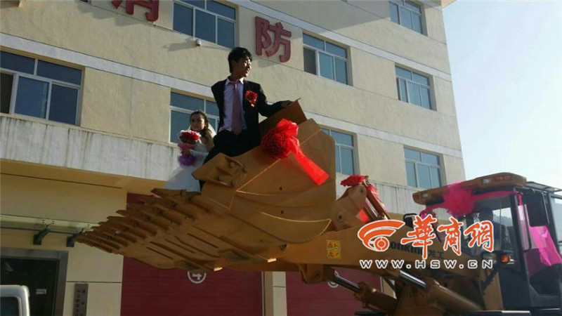 陜西小伙開8臺裝載機接新娘。