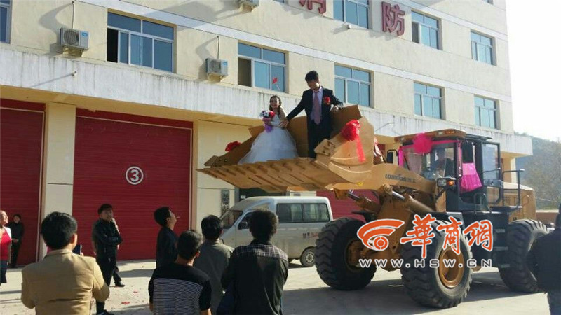 陜西小伙開8臺裝載機接新娘。
