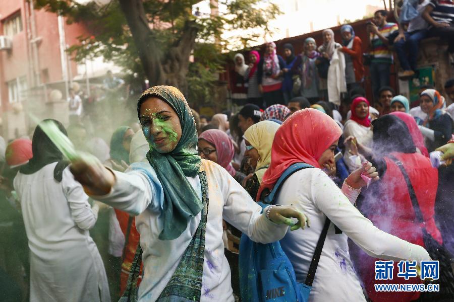 10月16日，在埃及首都開羅，一名女青年在“彩色跑”活動中拋撒彩色粉末。