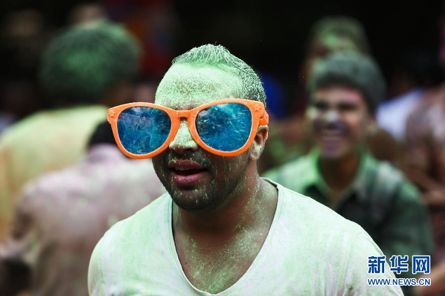 10月16日，在埃及首都開羅，一名男青年在“彩色跑”活動中奔跑。