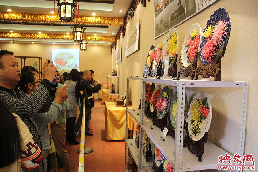 菊花官瓷吸引大家關(guān)注。