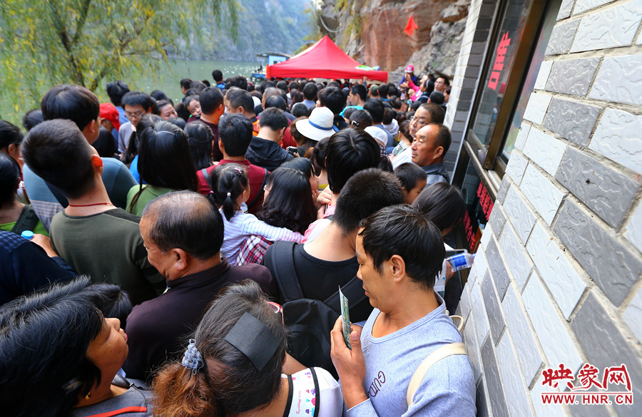 游船售票處前，游客被擠得無法轉(zhuǎn)身