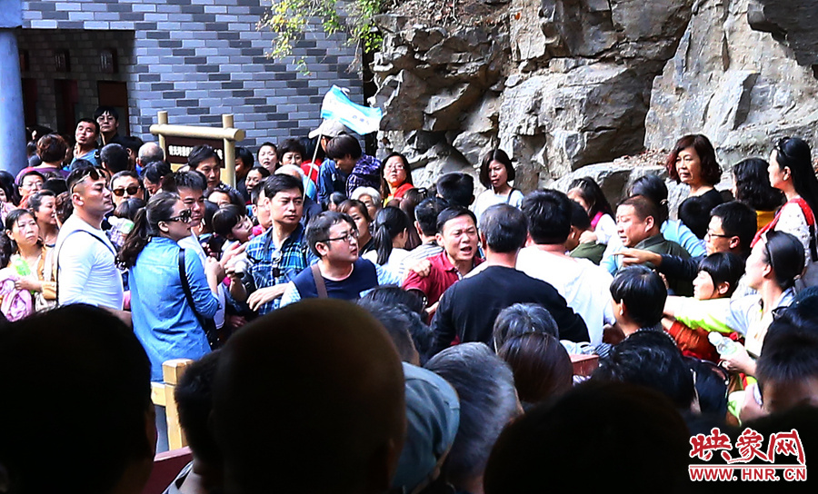 候船碼頭上，游客由于擁擠發(fā)生摩擦沖突