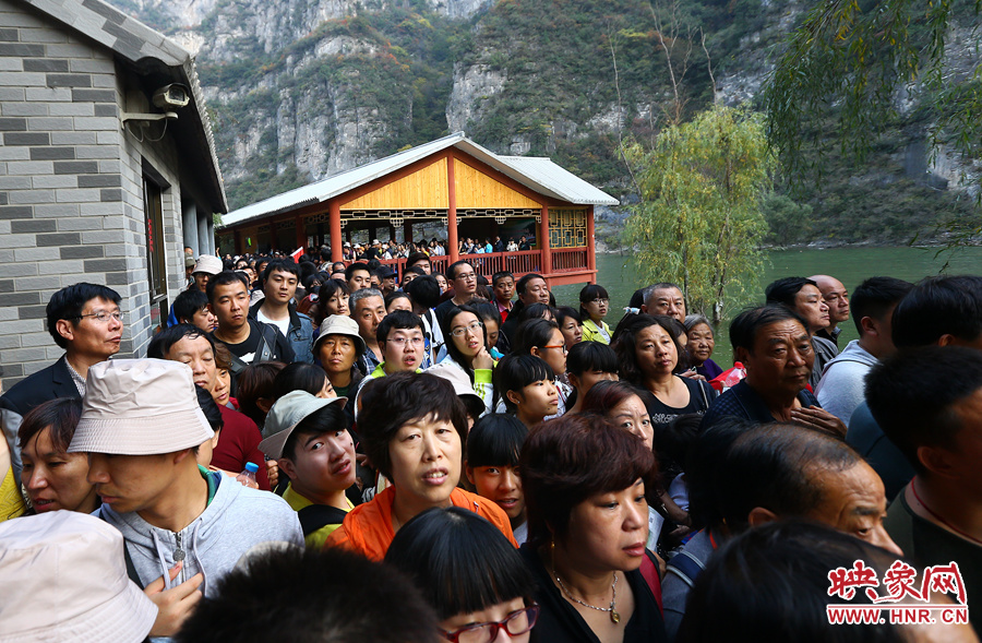 等待上船的碼頭上，游人擁擠不動