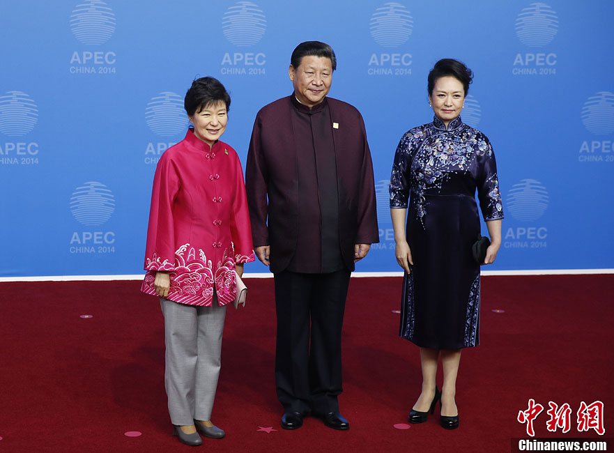 圖為習(xí)近平夫婦歡迎韓國總統(tǒng)樸槿惠。中新社發(fā) 杜洋 攝