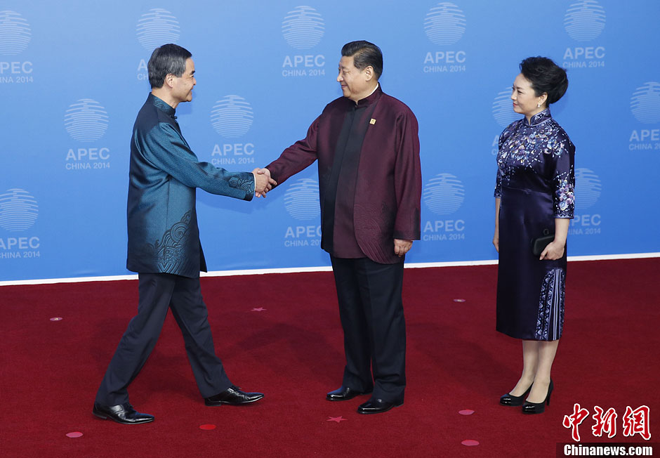 圖為習(xí)近平夫婦歡迎中國香港特別行政區(qū)行政長官梁振英。中新社發(fā) 杜洋 攝