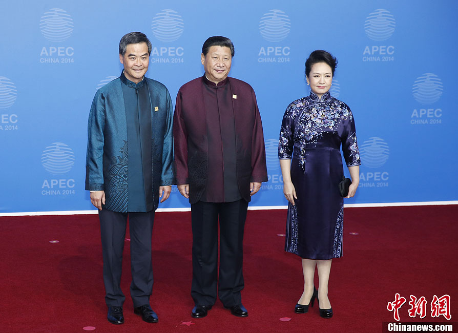 圖為習(xí)近平夫婦歡迎中國香港特別行政區(qū)行政長官梁振英。中新社發(fā) 杜洋 攝