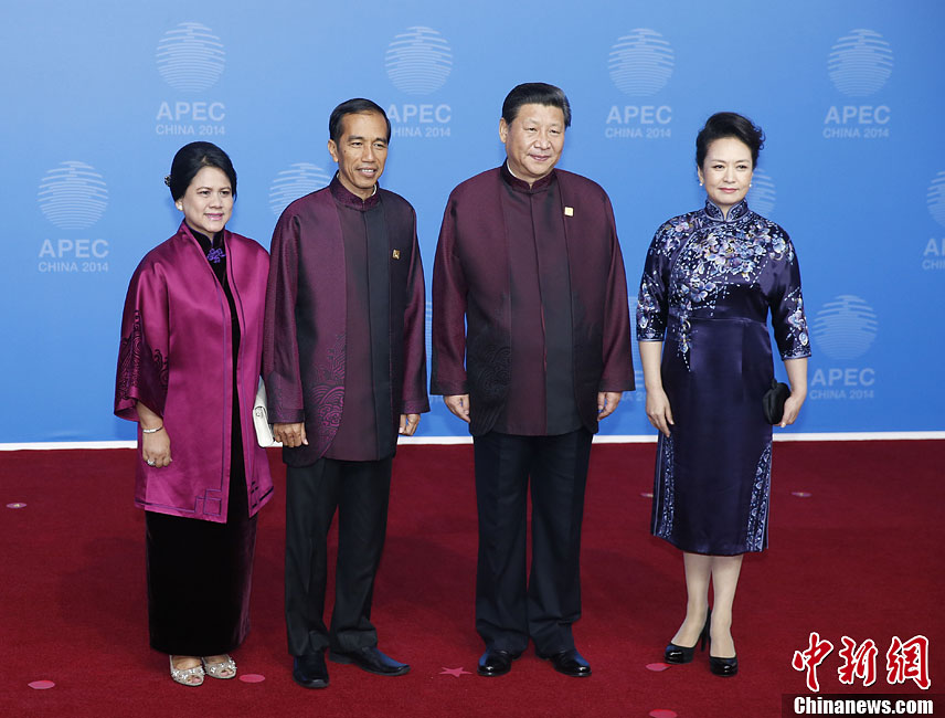 圖為習(xí)近平夫婦歡迎印度尼西亞總統(tǒng)佐科·維多多。中新社發(fā) 杜洋 攝