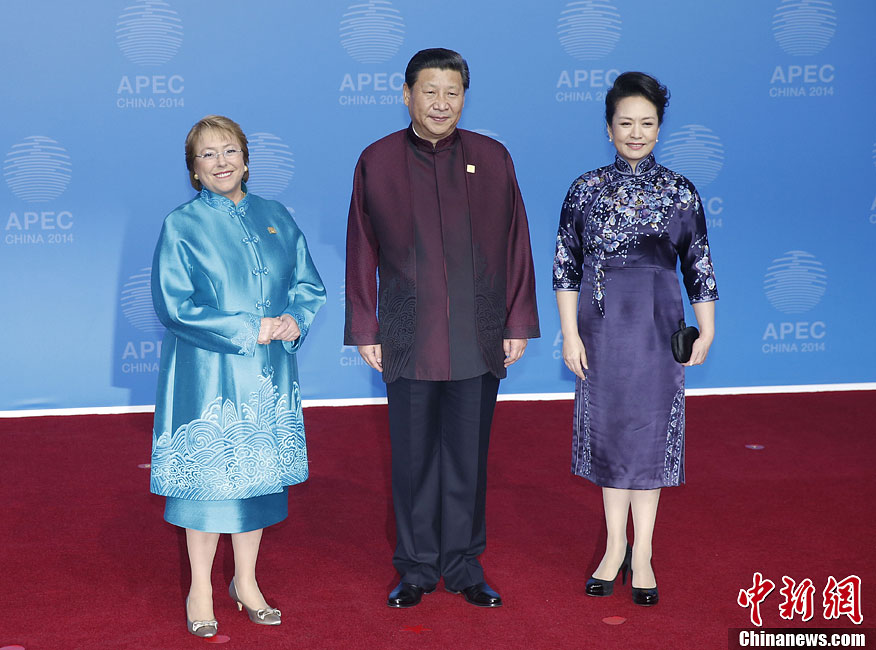 圖為習(xí)近平夫婦歡迎智利總統(tǒng)巴切萊特。中新社發(fā) 杜洋 攝