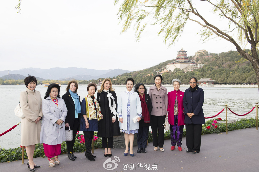 彭麗媛11日邀請(qǐng)來(lái)華出席2014年APEC領(lǐng)導(dǎo)人非正式會(huì)議的部分經(jīng)濟(jì)體領(lǐng)導(dǎo)人或代表的夫人參觀世界文化 彭麗媛11日邀請(qǐng)來(lái)華出席2014年APEC領(lǐng)導(dǎo)人非正式會(huì)議的部分經(jīng)濟(jì)體領(lǐng)導(dǎo)人或代表的夫人參觀世界文化