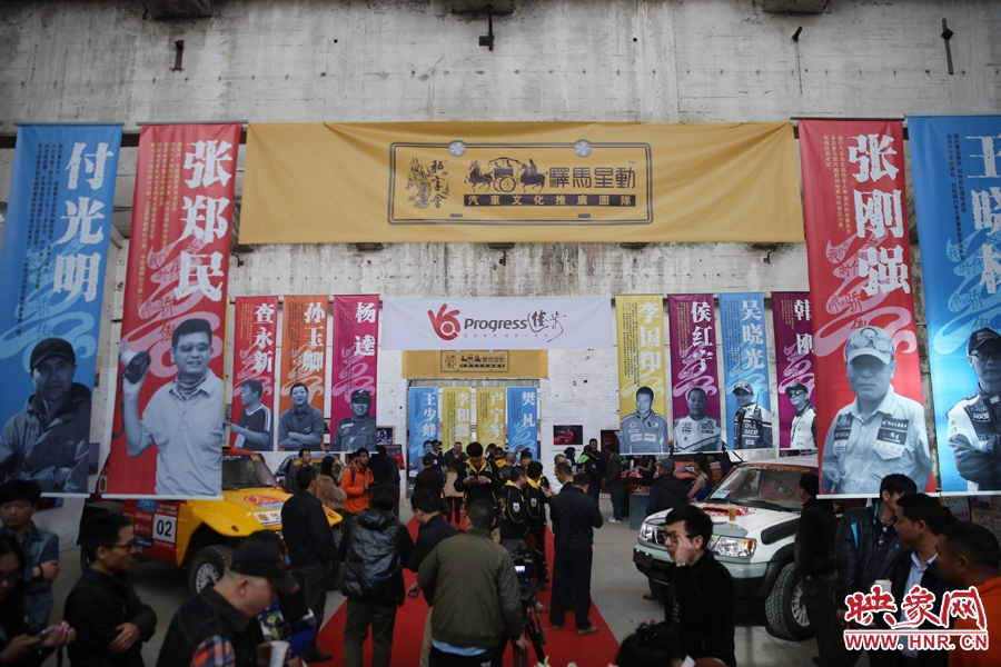 11月11日，河南30年賽車(chē)歷程《賽車(chē)手眼里的世界》攝影展開(kāi)展。