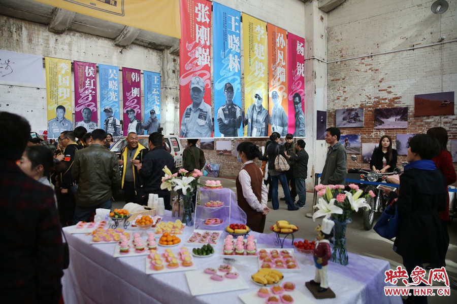 影展現(xiàn)場(chǎng)介紹河南籍賽車(chē)的手條幅掛滿展室。