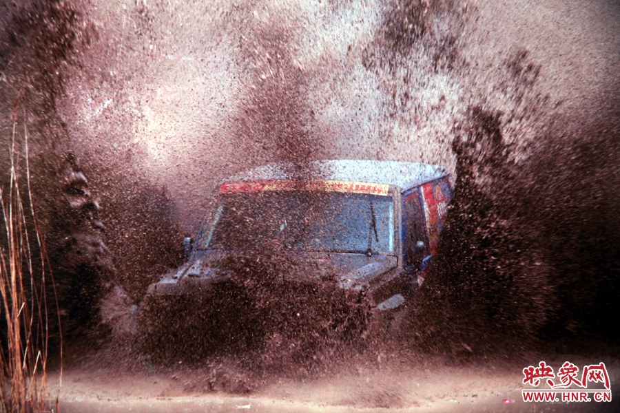 賽車(chē)的世界、更是男人的世界。圖為部分參展攝影作品。