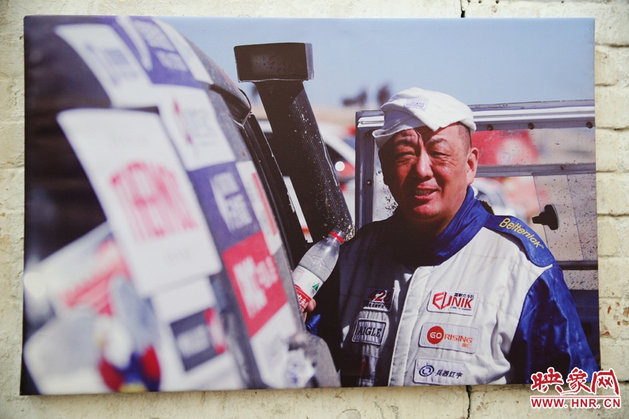 賽車(chē)的世界、更是男人的世界。圖為部分參展攝影作品。