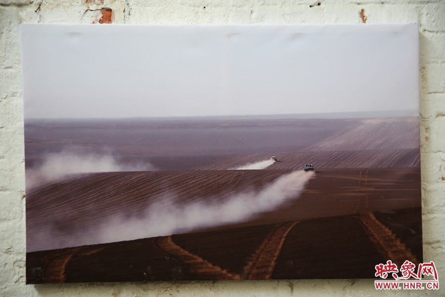 賽車(chē)的世界、更是男人的世界。圖為部分參展攝影作品。