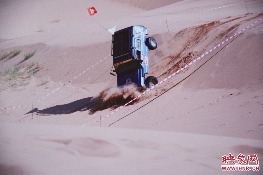 賽車(chē)的世界、更是男人的世界。圖為部分參展攝影作品。