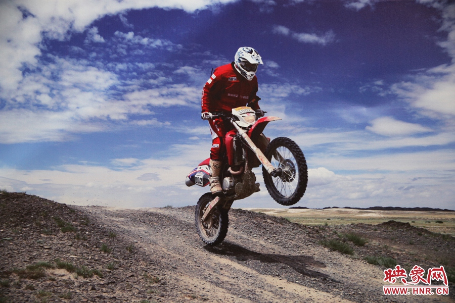 賽車(chē)的世界、更是男人的世界。圖為部分參展攝影作品。