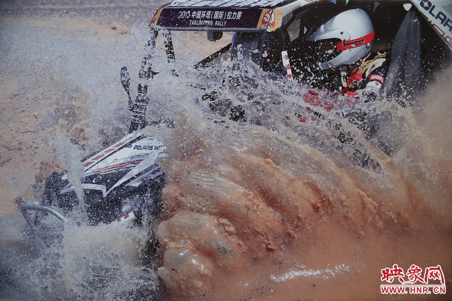 賽車(chē)的世界、更是男人的世界。圖為部分參展攝影作品。