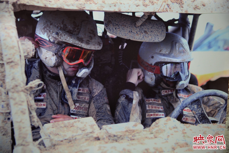 賽車(chē)的世界、更是男人的世界。圖為部分參展攝影作品。