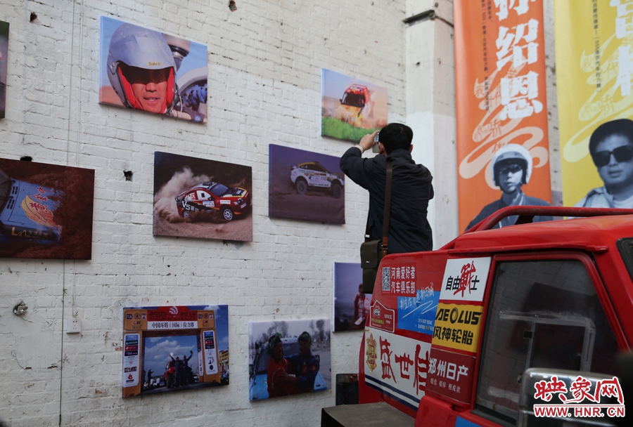 賽車(chē)上的攝影師。