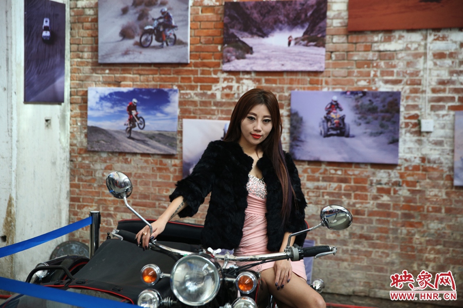 姐是車(chē)模，賽車(chē)的車(chē)。