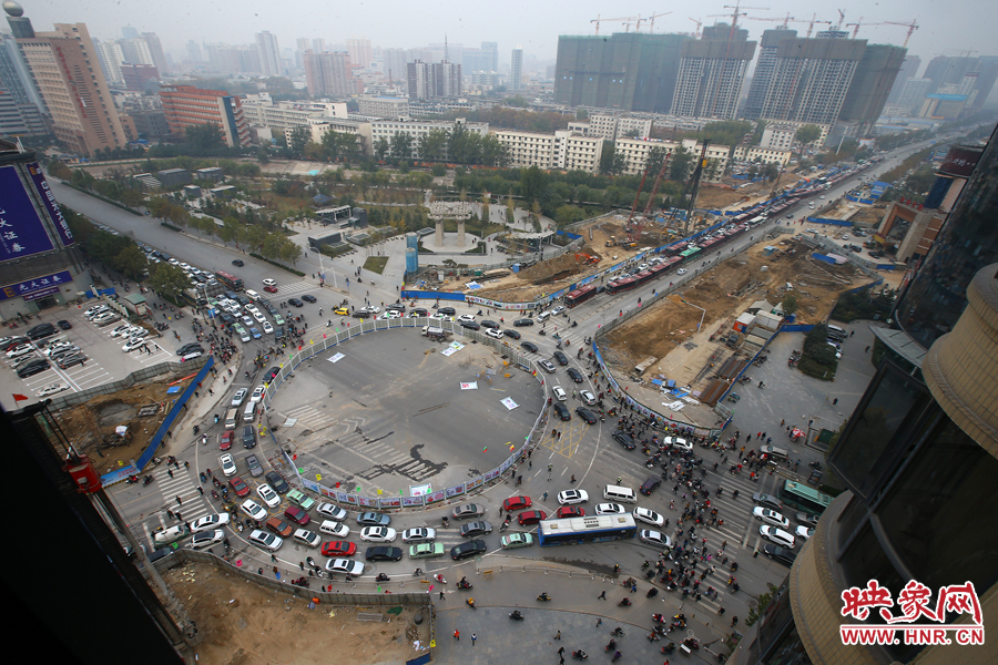 金水路未來路交叉口的圍擋，給原本擁堵的交通增加了更大的壓力