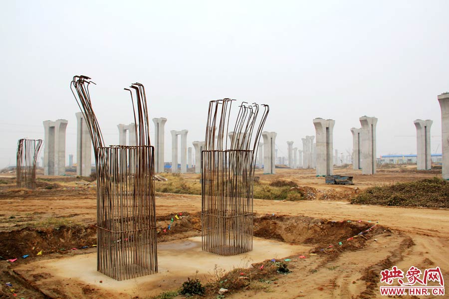 位于鄭州市南四環(huán)的京廣快速路南延工程已經(jīng)停工數(shù)月，現(xiàn)場幾百根橋墩已經(jīng)架起，場面甚是“震撼”。