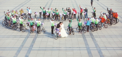 騎友們圍成一個“心”形，郝幸福在心尖上深情地親吻著新娘。