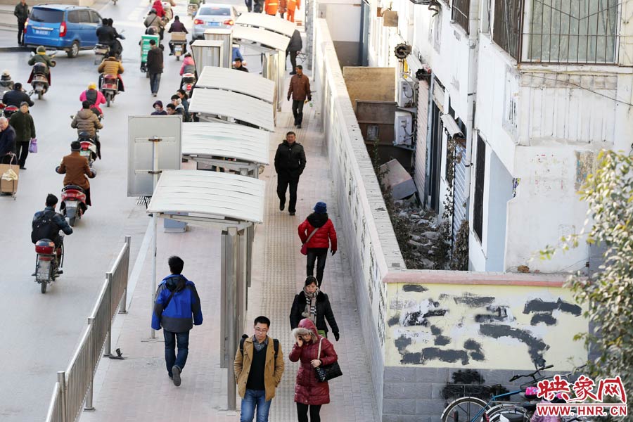 墻內(nèi)扔著垃圾，墻面上涂滿了牛皮癬小廣告，異常顯眼。