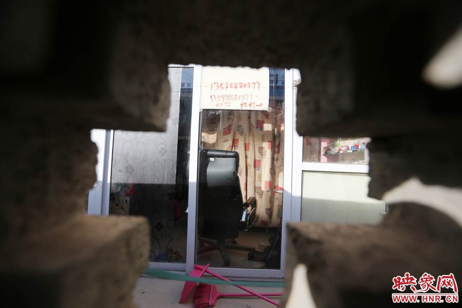 透過(guò)墻上的格子，可以看到里面的一切。