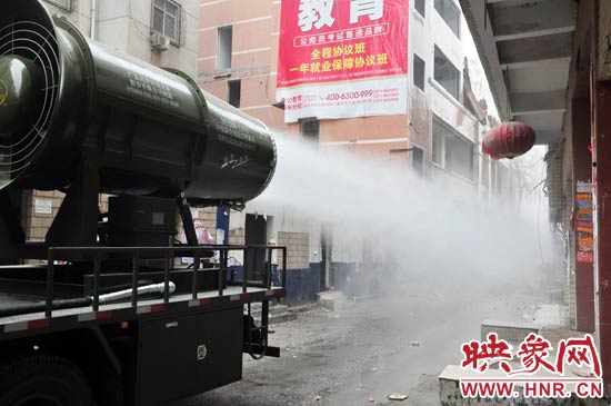 針對(duì)造成霧霾的主兇“建筑工地?fù)P塵”，“霧炮車(chē)”降塵除塵效果能到到80%。