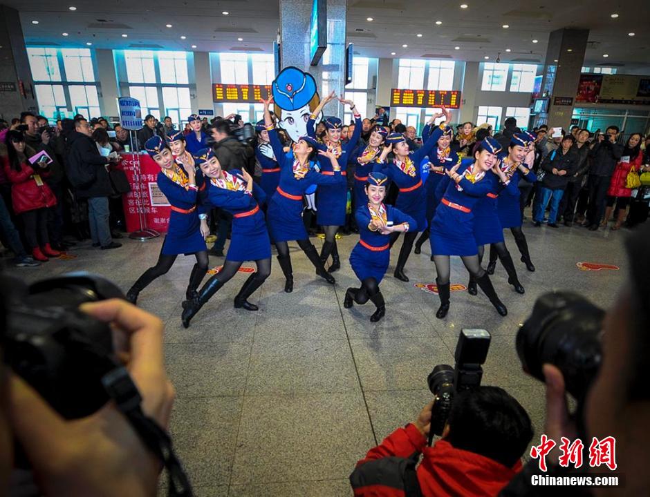 圖為D2702次列車(chē)13名乘務(wù)員在候車(chē)大廳內(nèi)玩起“快閃”。