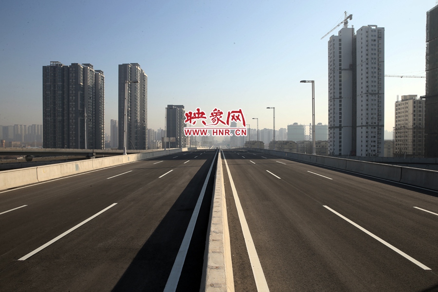 隴海高架過西三環(huán)進入市區(qū)。