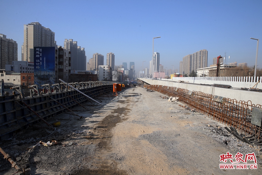 由西向東方向，嵩山南路出口以東，仍在緊張施工中。