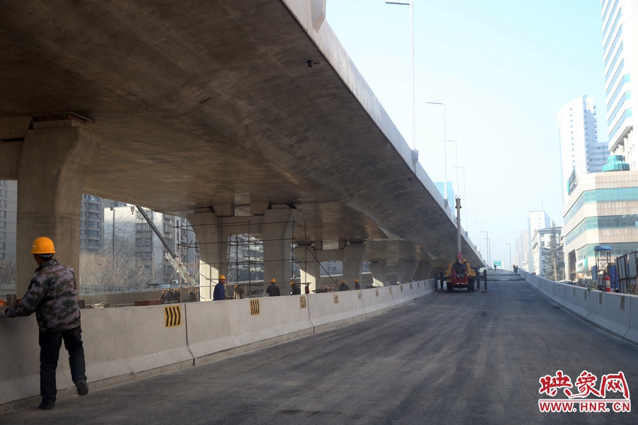 由西向東方向，嵩山南路出口以東，仍在緊張施工中。