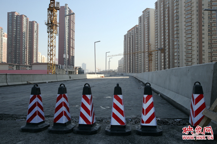 由西向東方向，嵩山南路出口以東，仍在緊張施工中。