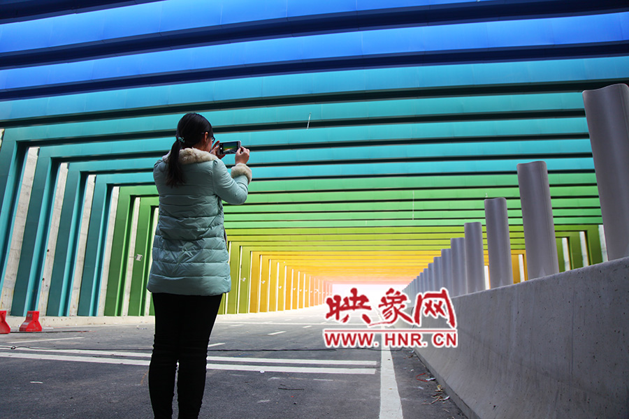 一女孩拿出手機拍照。