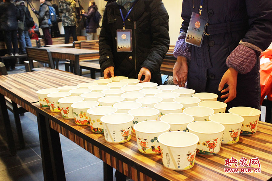 施粥人員準(zhǔn)備了一次性飯盒，方便市民攜帶。