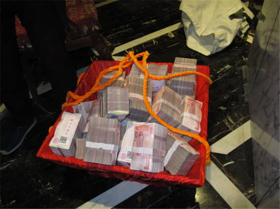 不少農(nóng)民工的工資是用籮筐挑走的。