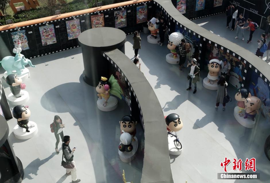 4月22日，游客與蠟筆小新合影?！跋灩P小新25周年紀(jì)念特展”日前在北京開展，吸引了不少市民游客。