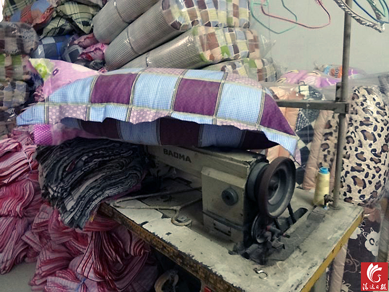 作坊一角。執(zhí)法人員稱，該作坊利用廢舊棉花和劣質(zhì)絮用纖維進行違法加工。