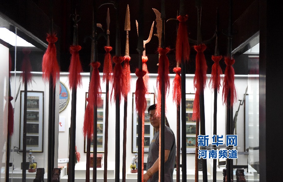 4月26日，參觀者在兵器展覽館內(nèi)參觀。