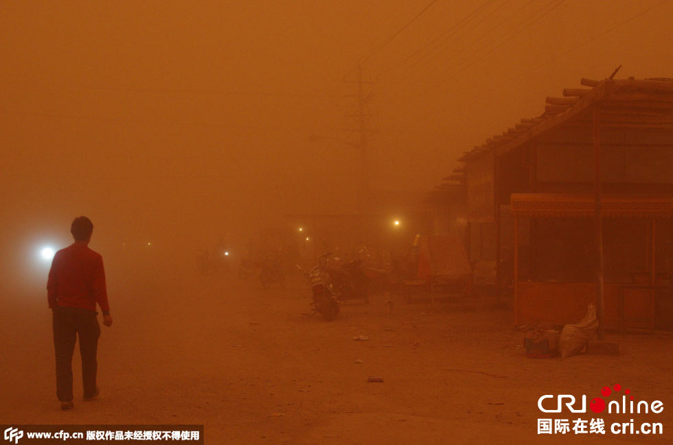 巴扎上的車(chē)輛紛紛打開(kāi)車(chē)燈。